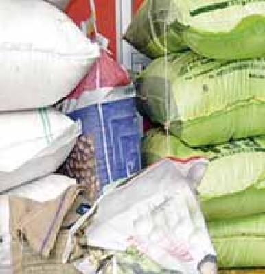 Stop marketing of fertilizer and seed in three centers | तीन केंद्रातील खत व बियाणे विक्री थांबविली