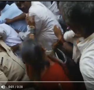 Stampede in the queue row in front of Pandharpur | पंढरपूरात दर्शनासाठी उभ्या असलेल्या रांगेत चेंगराचेंगरी Stampede in the queue row in front of Pandharpur | पंढरपूरात दर्शनासाठी उभ्या असलेल्या रांगेत चेंगराचेंगरी