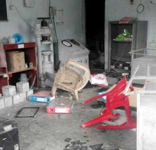 After the death of the worker, the outbreak of the attack on the company office | कामगाराच्या मृत्यूनंतर कंपनी कार्यालावर हल्ला कामगारांचा उद्रेक After the death of the worker, the outbreak of the attack on the company office | कामगाराच्या मृत्यूनंतर कंपनी कार्यालावर हल्ला कामगारांचा उद्रेक