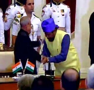 There is no name 'Athavale' when taking oath | शपथ घेताना नाव 'आठवले' नाही There is no name 'Athavale' when taking oath | शपथ घेताना नाव 'आठवले' नाही