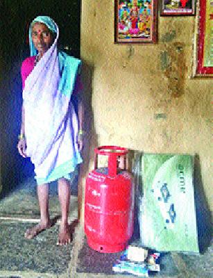 Shantabai Yadav gets gas stove | शांताबाई यादवना मिळाली गॅस शेगडी