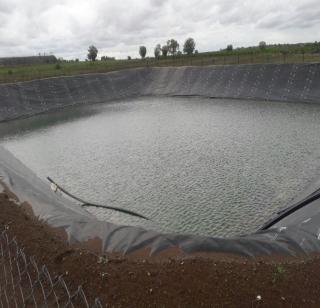 Due to the drought, due to the drought, green revolution and pomegranate produce cost 50 crores | शेततळ्यांमुळे दुष्काळातही हरितक्रांती, डाळिंब उत्पादनातून ५० कोटींची उलाढाल Due to the drought, due to the drought, green revolution and pomegranate produce cost 50 crores | शेततळ्यांमुळे दुष्काळातही हरितक्रांती, डाळिंब उत्पादनातून ५० कोटींची उलाढाल