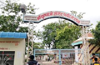 Malakhad became a tourist destination | मालखेड पर्यटनस्थळ बनले वाहनतळ Malakhad became a tourist destination | मालखेड पर्यटनस्थळ बनले वाहनतळ