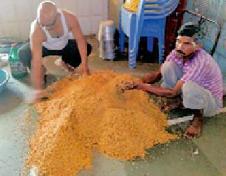 Farmer's trend is natural fertilizer | शेतकऱ्यांचा कल नैसर्गिक खताकडे Farmer's trend is natural fertilizer | शेतकऱ्यांचा कल नैसर्गिक खताकडे