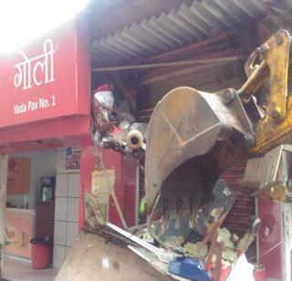 Hammer at 38 unauthorized stalls of Vile Parlaita Food | विलेपार्ल्यात खाद्यपदार्थांच्या ३८ अनधिकृत स्टॉल्सवर हातोडा Hammer at 38 unauthorized stalls of Vile Parlaita Food | विलेपार्ल्यात खाद्यपदार्थांच्या ३८ अनधिकृत स्टॉल्सवर हातोडा