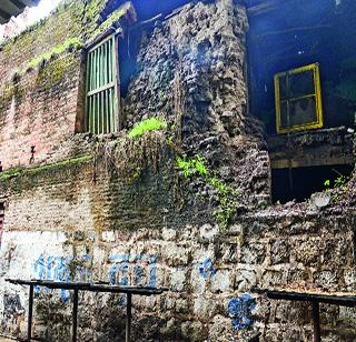 Fares to issue notice to the old castle | जुन्या वाड्यांना नोटीस देण्याचा फार्स Fares to issue notice to the old castle | जुन्या वाड्यांना नोटीस देण्याचा फार्स