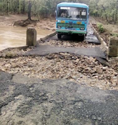 On the bridge, the path has been demolished | पुलावर दगड टाकून बस केली मार्गस्थ