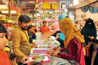 The market crowd for the purchase of Eid | ईदच्या खरेदीसाठी बाजारात गर्दी The market crowd for the purchase of Eid | ईदच्या खरेदीसाठी बाजारात गर्दी