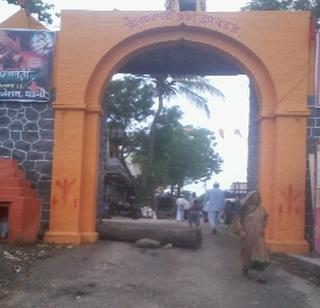 The door of the village door is closed for vehicular traffic because of the horror ... | आषाढ सुरु झाला म्हणून गाव दरवाजाचा मार्ग वाहनांसाठी बंद... The door of the village door is closed for vehicular traffic because of the horror ... | आषाढ सुरु झाला म्हणून गाव दरवाजाचा मार्ग वाहनांसाठी बंद...