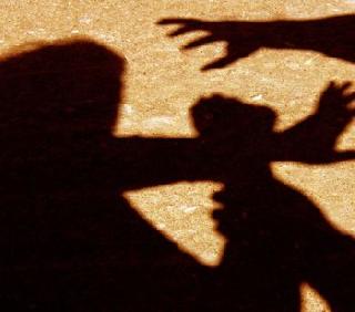 Just stop or else rape - the driver of the car driver threatens | गप्प बस नाहीतर रेप करीन - कार ड्रायव्हरची तरुणीला धमकी Just stop or else rape - the driver of the car driver threatens | गप्प बस नाहीतर रेप करीन - कार ड्रायव्हरची तरुणीला धमकी