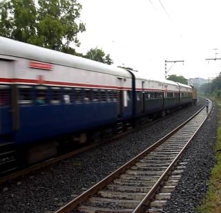 Deccan Queen, near Ambernath, passes away | डेक्कन क्वीन अंबरनाथजवळ रखडली, प्रवाशांचे हाल Deccan Queen, near Ambernath, passes away | डेक्कन क्वीन अंबरनाथजवळ रखडली, प्रवाशांचे हाल