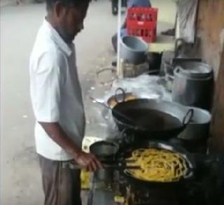 For 41 years, the likes of 'rigal' farmers in Washim | वाशिममध्ये ४१ वर्षापासून ‘रिगल’च्या जिलेबीला खवय्यांची पसंती For 41 years, the likes of 'rigal' farmers in Washim | वाशिममध्ये ४१ वर्षापासून ‘रिगल’च्या जिलेबीला खवय्यांची पसंती