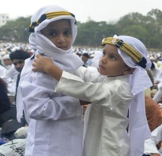 Celebration of Eid at Idgah Maidan, Dua for Integration; Terrorism Protest | नाशिक ईदगाह मैदानावर ईद साजरी, एकात्मतेसाठी दुआ; आतंकवादाचा निषेध Celebration of Eid at Idgah Maidan, Dua for Integration; Terrorism Protest | नाशिक ईदगाह मैदानावर ईद साजरी, एकात्मतेसाठी दुआ; आतंकवादाचा निषेध