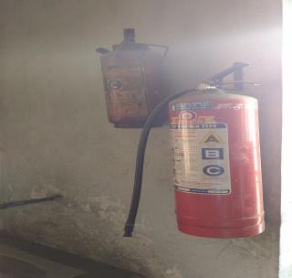 Fire extinguishers in administrative offices 'Outdated'! | प्रशासकीय कार्यालयांमधील अग्निरोधक यंत्र ‘आउटडेटेड’! Fire extinguishers in administrative offices 'Outdated'! | प्रशासकीय कार्यालयांमधील अग्निरोधक यंत्र ‘आउटडेटेड’!