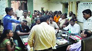 Occupation of Bhokat divisional posters | भोकेत विभागीय डाकपालांना घेराव