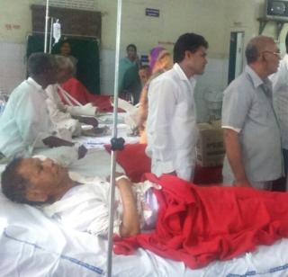 One killed, 45 injured in road accident | पंढरीकडे जाणारा वारकऱ्यांचा ट्रक उलटून नाशिकचा एक ठार : ४५ जखमी One killed, 45 injured in road accident | पंढरीकडे जाणारा वारकऱ्यांचा ट्रक उलटून नाशिकचा एक ठार : ४५ जखमी