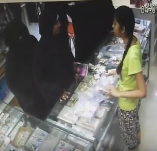 Video: Butterfly Womans 'Hand Cleansing' | व्हिडिओ : बुरखाधारी महिलांची 'हात की सफाई'