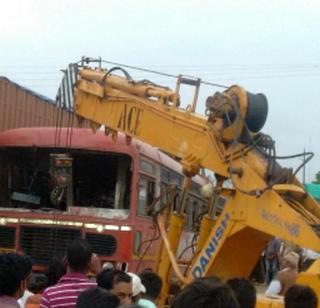 Four killed, 48 injured in bus-truck crash near Sakri | साक्रीजवळ बस-ट्रक अपघातात चार ठार ४८ प्रवासी जखमी Four killed, 48 injured in bus-truck crash near Sakri | साक्रीजवळ बस-ट्रक अपघातात चार ठार ४८ प्रवासी जखमी