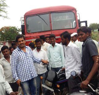 Under the radar's aggression, the ST driver-carrier received | राधाच्या आक्रमतेपुढे एसटी चालक-वाहक नमले