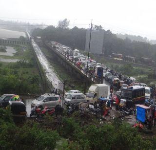 Lonavla - closed road to Bhushi Dam | लोणावळा - भूशी धरणाकडे जाणारा रस्ता बंद