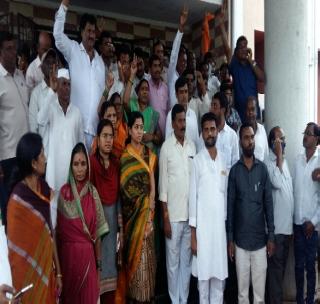 In the elections of the elections, the Congress has lost their self-reliance. | सभापती निवडणुकीत काँग्रेसला स्वकियांची बंडखोरी भोवली! In the elections of the elections, the Congress has lost their self-reliance. | सभापती निवडणुकीत काँग्रेसला स्वकियांची बंडखोरी भोवली!