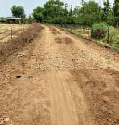 The road of 25 lakhs was rolled out! | २५ लक्षांचा रस्ता लाखात गुंडाळला ! The road of 25 lakhs was rolled out! | २५ लक्षांचा रस्ता लाखात गुंडाळला !