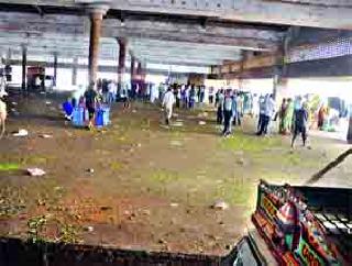 Due to the closure of the traders, market share decreased | व्यापाऱ्यांच्या बंदमुळे बाजारभावात घट