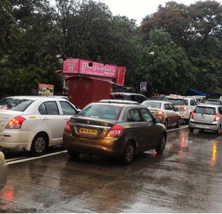 Traffic movement in Lonavla | लोणावळ्यात वाहतूक कोंडी Traffic movement in Lonavla | लोणावळ्यात वाहतूक कोंडी