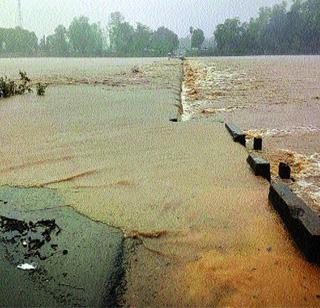 Hundreds of villages lost contact! | दीडशे गावांचा संपर्क तुटला! Hundreds of villages lost contact! | दीडशे गावांचा संपर्क तुटला!