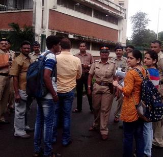 Shot of students confronting local conflicts | लोकल गोंधळाचा नेटची परीक्षा देणा-या विद्यार्थ्यांना फटका Shot of students confronting local conflicts | लोकल गोंधळाचा नेटची परीक्षा देणा-या विद्यार्थ्यांना फटका