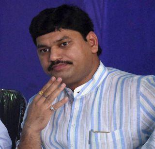 Dhananjay Munde soon declared absconding in Beed District Bank scam | बीड जिल्हा बँक घोटाळा प्रकरणी धनंजय मुंडे लवकरच फरार घोषित