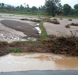 Due to excessive rainfall due to excessive rainfall in Nashik, eight villages have lost contact | नाशिकमध्ये अतिवृष्टीमुळे रस्ता गेला पाण्यात वाहून, आठ गावांचा संपर्क तुटला
