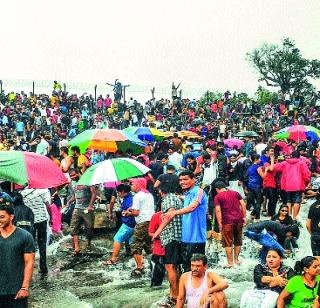 Rainfall of tourists on Bhushi dam | भुशी धरणावर पर्यटकांचा पाऊस