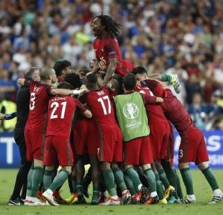 Ronaldo's dream broke, but Portugal won the first ever Euro Cup | रोनाल्डोचे स्वप्न भंगले, पण पोर्तुगालने पहिल्यांदाच पटकावला युरो चषक Ronaldo's dream broke, but Portugal won the first ever Euro Cup | रोनाल्डोचे स्वप्न भंगले, पण पोर्तुगालने पहिल्यांदाच पटकावला युरो चषक