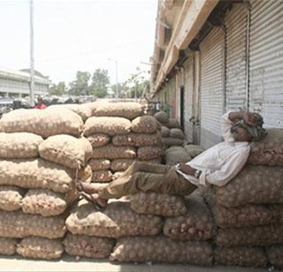 The closure of Agriculture Produce Market Committees | कृषी उत्पन्न बाजार समित्यांचा कडकडीत बंद