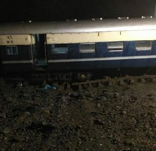 Two coaches of Nandurbar-Surat local train collapsed due to the rains | पावसामुळे नंदुरबार-सुरत लोकलचे दोन डबे घसरले