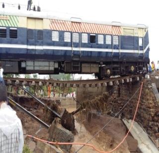 Due to the Western Railway Accident, many trains canceled, routes changed too | पश्चिम रेल्वे अपघातामुळे अनेक गाड्या रद्द,मार्गही बदलले