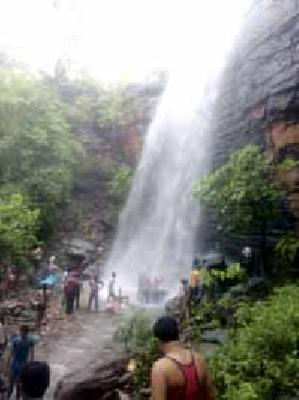 Tourists to mark Muktai waterfalls | मुक्ताई धबधबा खुणावतोय पर्यटकांना Tourists to mark Muktai waterfalls | मुक्ताई धबधबा खुणावतोय पर्यटकांना