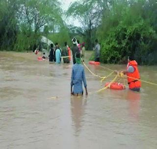 The Mundhad family got trapped safely! | पुरात अडकलेल्या मुंधडा कुटुंबाला सुरक्षित काढले!