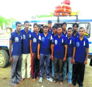 Crisp rain ... but the squad's head is dry! | कौतुकाचा पाऊस.....पण पथकाची ओंजळ कोरडीच!