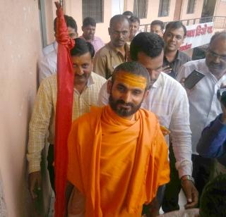 In Shirdi, Shankaracharya's representative was arrested | शिर्डीत शंकराचार्यांच्या प्रतिनिधीला फासले काळे