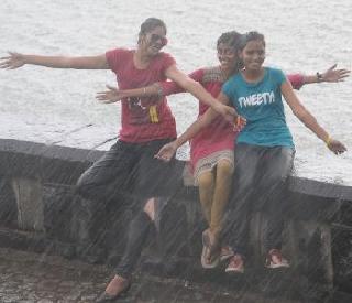 Collegiate chimpanzees that remember the rainy season | बरसत्या पावसात आठवणारे कॉलेजातले चिंब दिवस Collegiate chimpanzees that remember the rainy season | बरसत्या पावसात आठवणारे कॉलेजातले चिंब दिवस