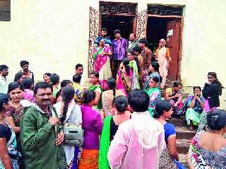 Parenting Grounds to Modern School's Headmasters | मॉडर्न शाळेच्या मुख्याध्यापकांना पालकांचा घेराव