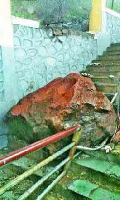 The danger of safety of the devotees | भाविकांची सुरक्षितता धोक्यात