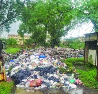 Dumping ground on an empty plot | मोकळ्या भूखंडावर डम्पिंग ग्राउंड Dumping ground on an empty plot | मोकळ्या भूखंडावर डम्पिंग ग्राउंड