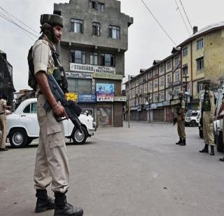 Kashmiri Pandit on the way to flight? | काश्मिरी पंडित पलायनाच्या मार्गावर? Kashmiri Pandit on the way to flight? | काश्मिरी पंडित पलायनाच्या मार्गावर?