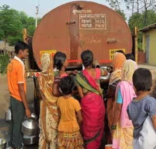 Water supply through 165 tankers in continuous rainfall | संततधार पावसातही १६५ टँकरद्वारे पाणीपुरवठा