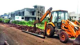 Continuous work of non-transparent water | विनापरवाना जलवाहिनीचे काम सुरू Continuous work of non-transparent water | विनापरवाना जलवाहिनीचे काम सुरू