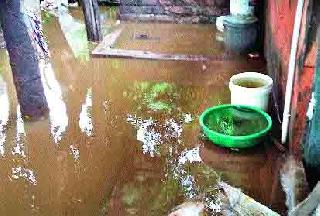 The water cools down without water | घरांमध्ये पाणी शिरूनही पालिका थंडच