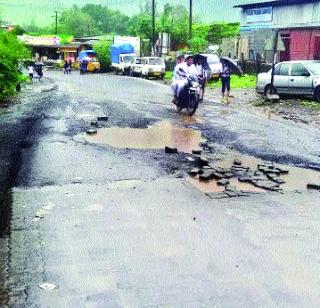 Road collapses in Alibaug for four months | अलिबागमध्ये चार महिन्यांत उखडले रस्ते